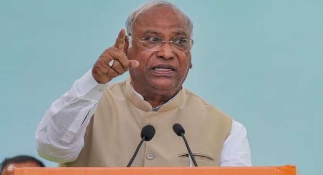 असम में उग्रवाद को नियंत्रित करने में पूर्व मुख्यमंत्री तरूण गोगोई की अहम भूमिका: खरगे