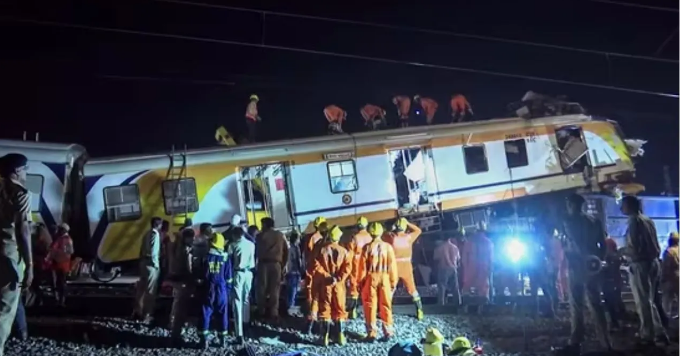 बिलासपुर ट्रेन हादसे में इंसानियत शर्मसार; बचाव के बीच लाशों से लूटे मंगलसूत्र, मोबाइल और पैसे