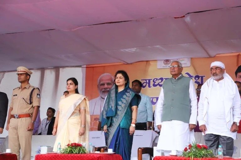 नयापुरा में अवैध सागौन की लकड़ी और औजार जब्त, आरोपी पर मामला दर्ज