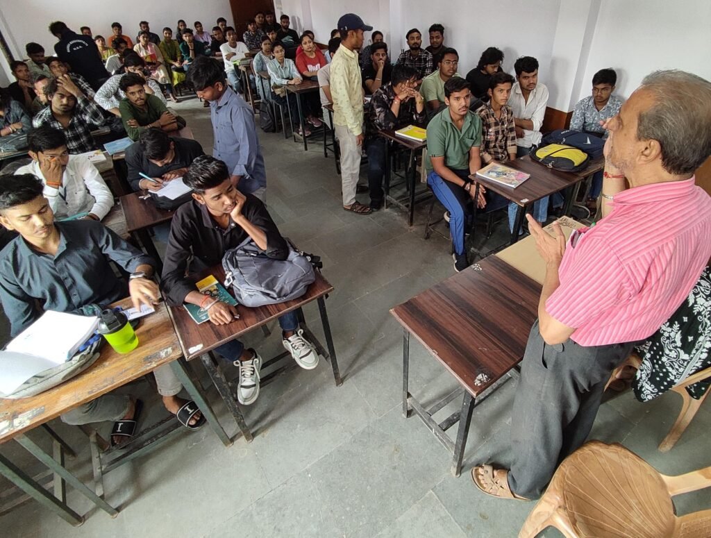 एड्स पीडित व्यक्ति की अनदेखी न कर जागरूक करें: डॉ. पाण्डेय