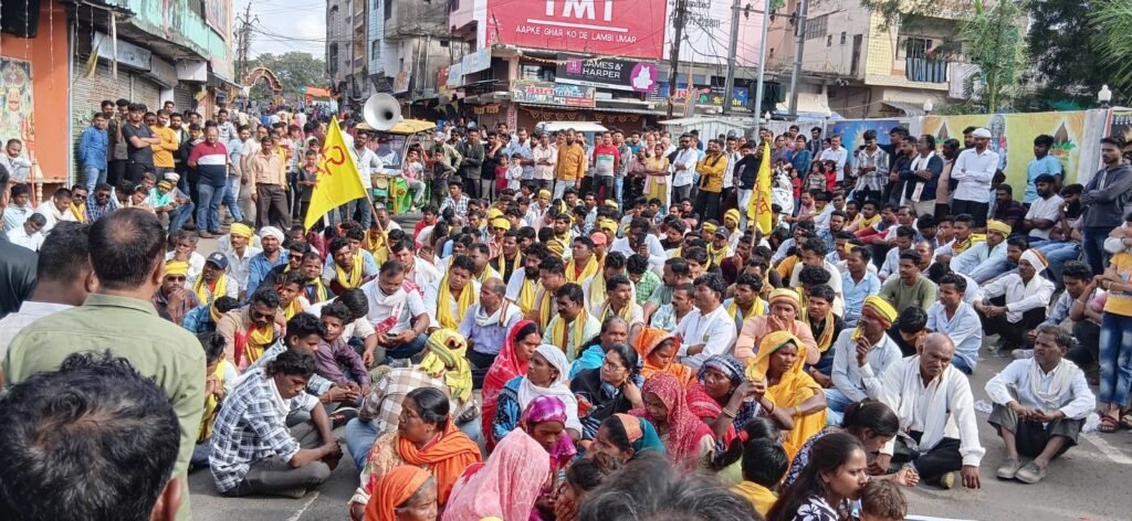 आदित्य टेकाम हत्याकांड: आदिवासी संगठनों का उग्र प्रदर्शन, आरोपियों की गिरफ्तारी की मांग पर हुआ धरना