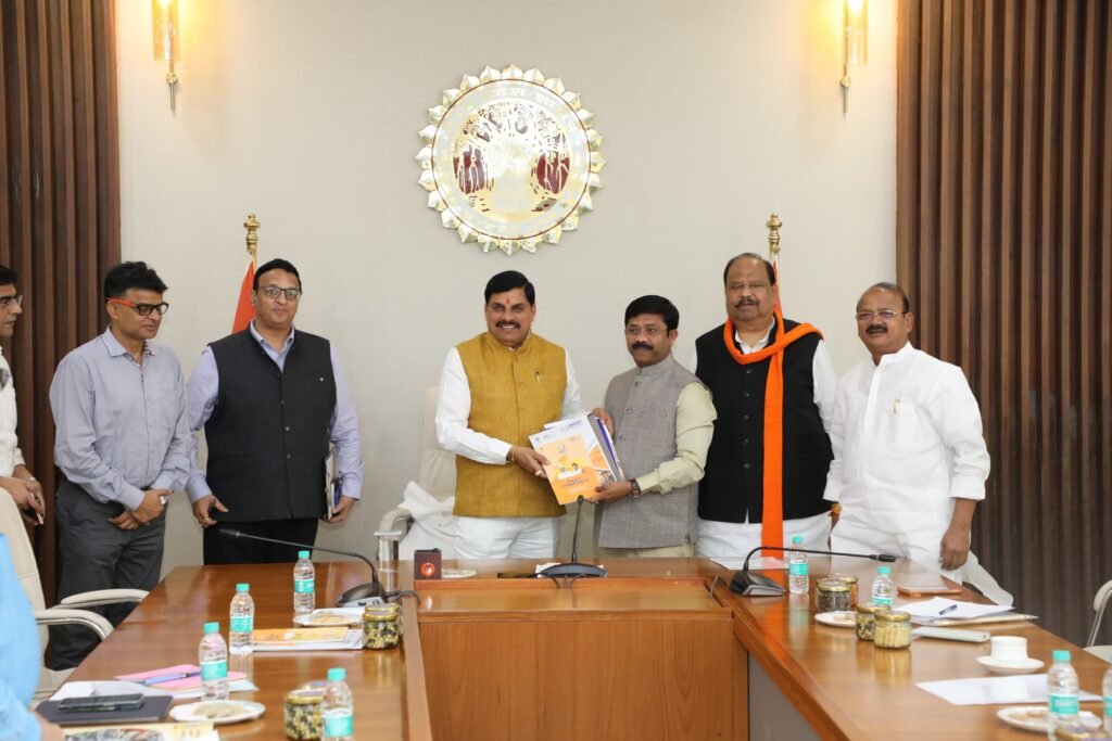 सीएम डॉ मोहन यादव ने यूपी के मंत्री नन्द गोपाल गुप्ता को भेंट की नई औद्योगिक नीतियों की प्रति