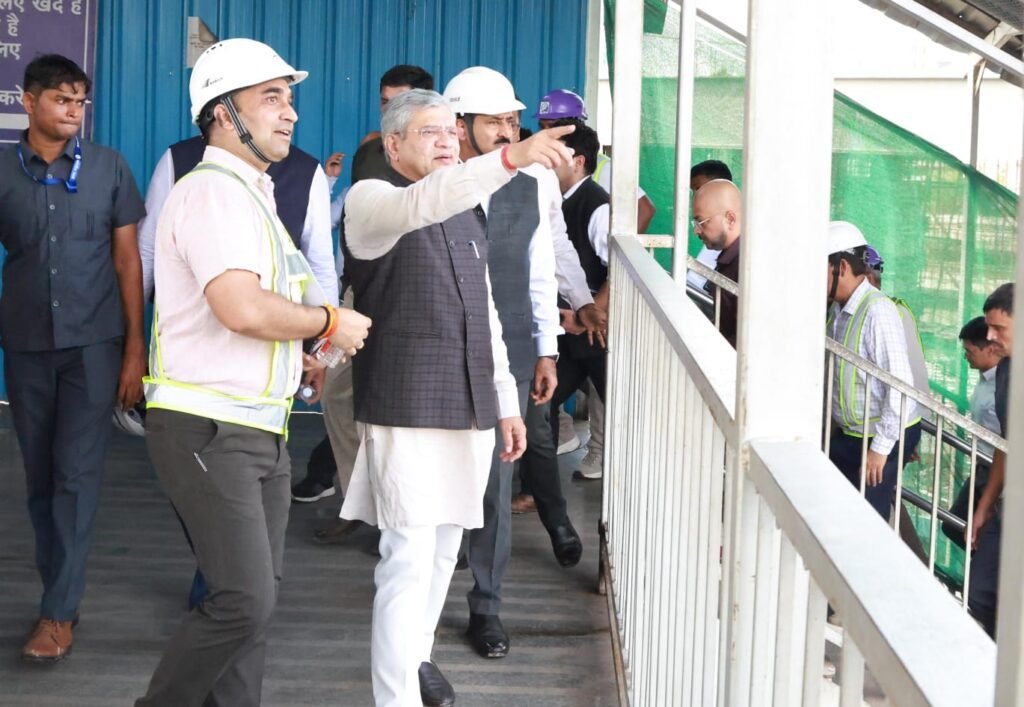 रेलमंत्री ने अहमदाबाद स्टेशन का निरीक्षण किया, हाई स्पीड रेल परियोजना की समीक्षा