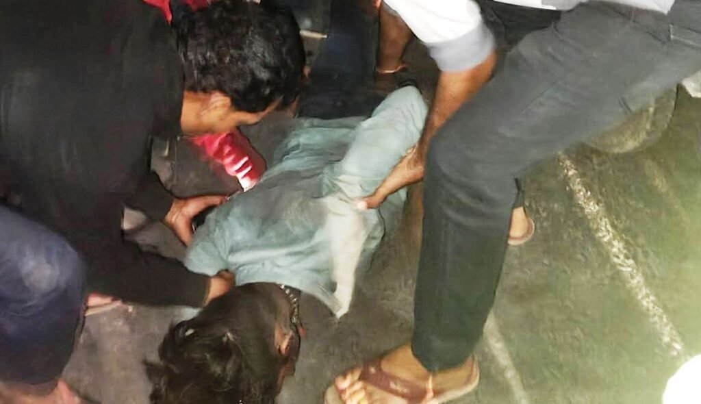 कोलवाहन ट्रेलर की टक्कर से बाईक सवार तीन युवक घायल