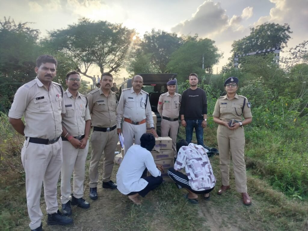 दो अवैध शराब तस्कर गिरफ्तार वाहन चेकिंग के दौरान पुलिस ने पकड़ा