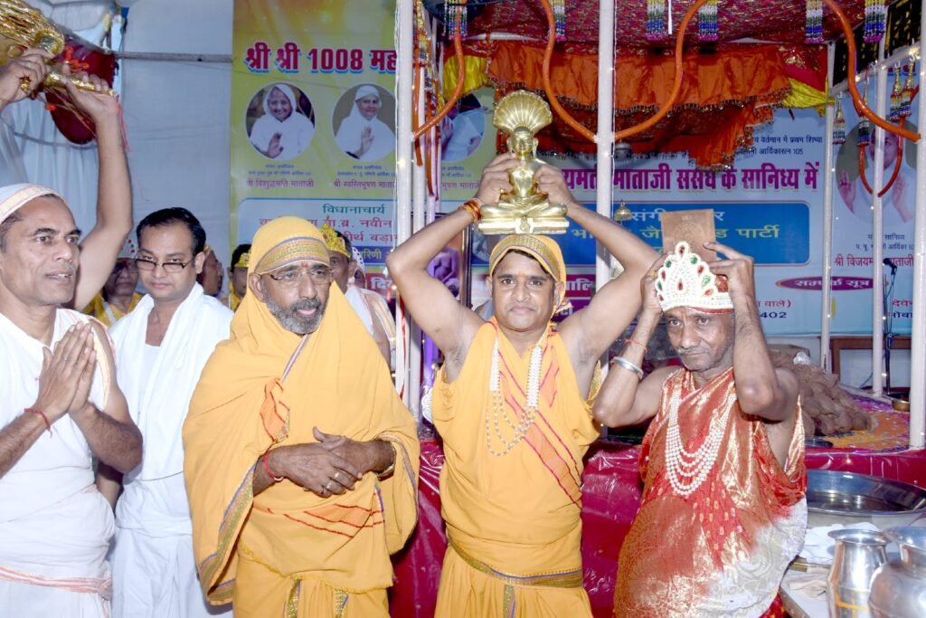 48 दीपों से हुई भक्तामर दीप महाअर्चना में उतारी भगवान की आरती