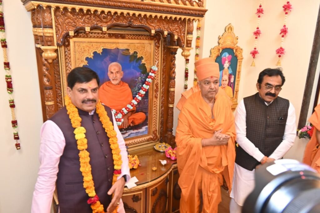 स्वामी नारायण मंदिर में गुरु पूजन विधि में शामिल हुये मूख्यमंत्री डॉ यादव