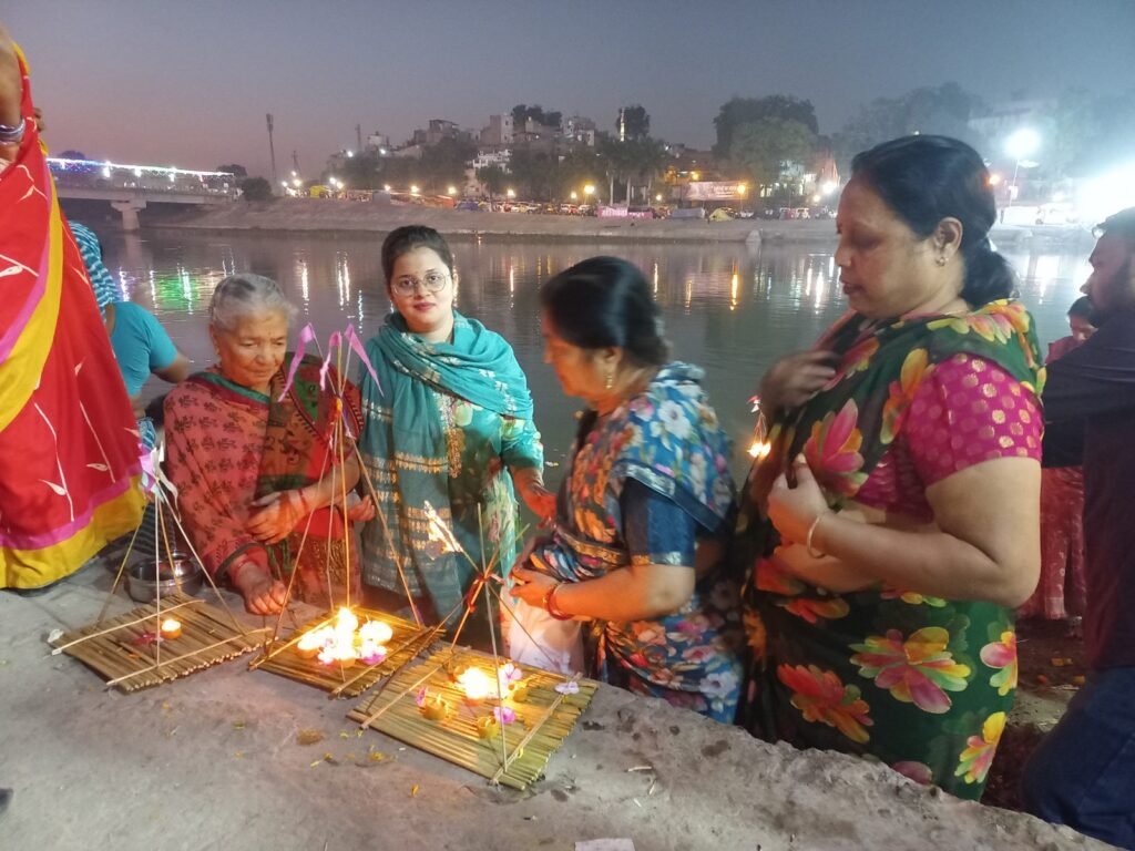 शिवना नदी घाट पर हजारों महिलाओं ने किया दीपदान