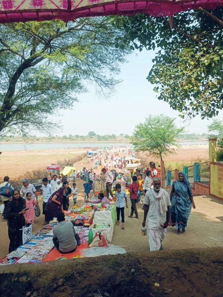 मां नर्मदा में आस्था की डुबकी, पंछी घाट पर उमड़ा जनसागर