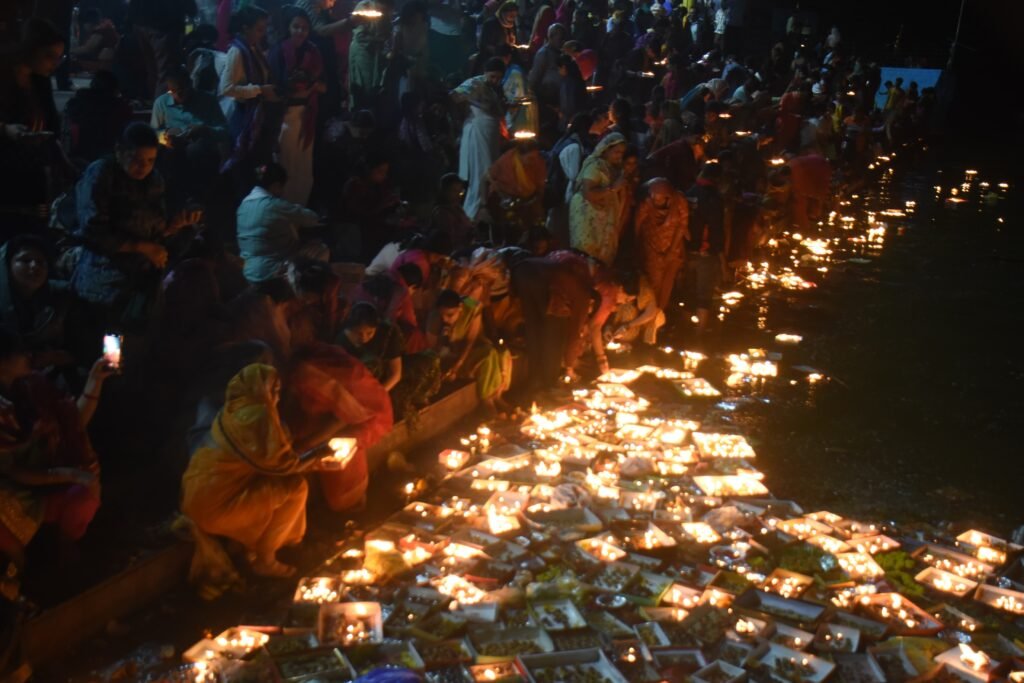 शीतल दास की बगिया में महिलाओं ने किया दीपदान, आस्था और उत्साह का अनोखा संगम