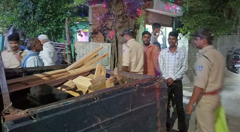 बुधनी में वन विभाग ने फर्नीचर कारखानों पर छापा मार कर सागौन की अवैध लकड़ी की जब्त