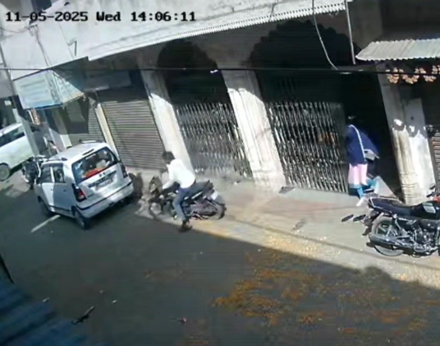 दिनदहाड़े 60 सेकंड में बाइक पार, दामोदर नगर में चोरों के बढ़े हौसले