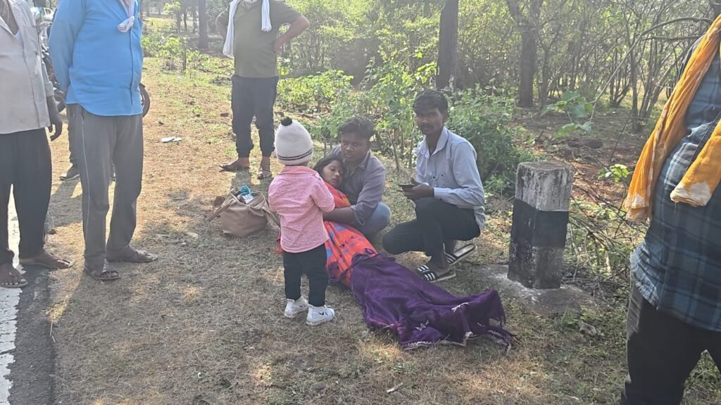 बाइक के टायर में फंसा साड़ी का पल्लू ,चलती बाइक से गिरी महिला,घायल