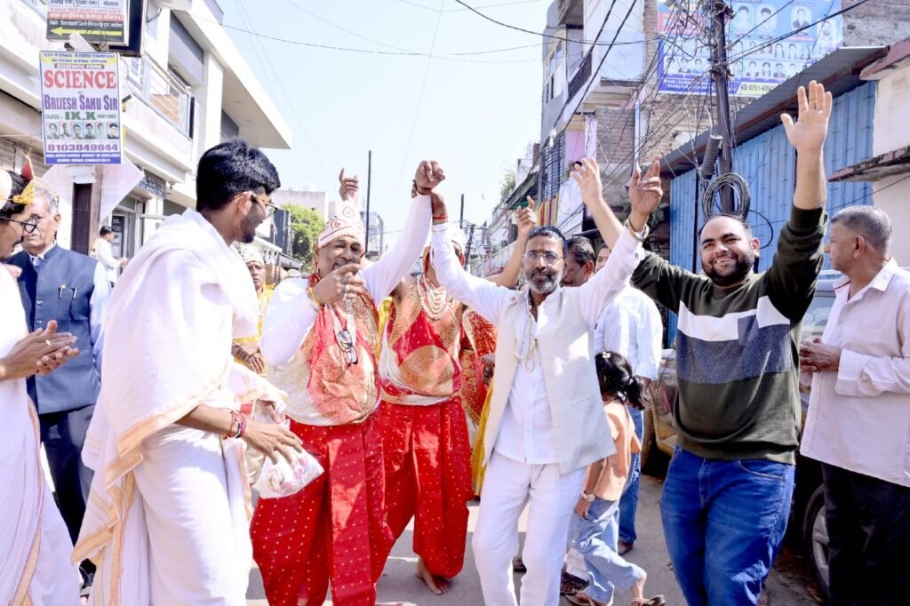 चांदी के रथ में भगवान की निकली शोभायात्रा, मुरार की सड़कों पर मना उत्सव