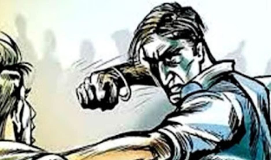 रेत कारोबारी को पिता-पुत्र ने पीटा, शर्ट फाडी