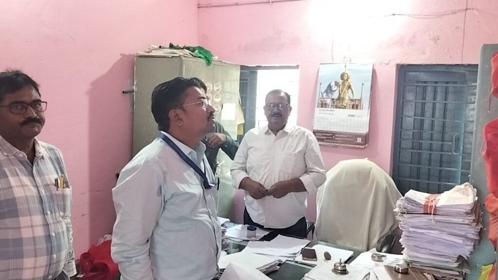 जिला पंचायत सीईओ शैलेंद्र सिंह ने अमरपाटन जनपद कार्यालय का किया निरीक्षण