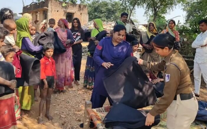 पुलिस ने आदिवासी बस्ती में बांटे गर्म कपड़े