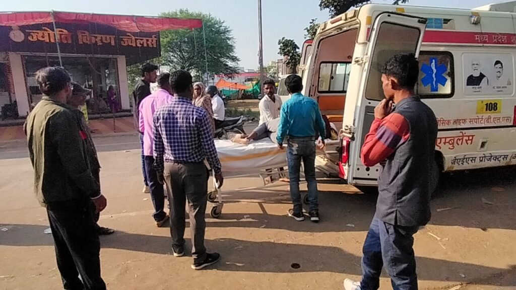अनियंत्रित होकर बाईक से गिरा युवक, गंभीर घायल