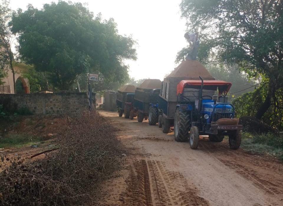 रेत के अवैध उत्खनन पर बवाल, पूर्व सरपंच ने खदान पर उतारी मशीनें, एक ट्रैक्टर फूंका