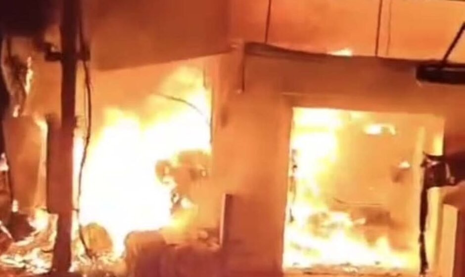 मुख्य बाजार में आग से तीन दुकनों का सामान पूरी तरह जलकर खाक 