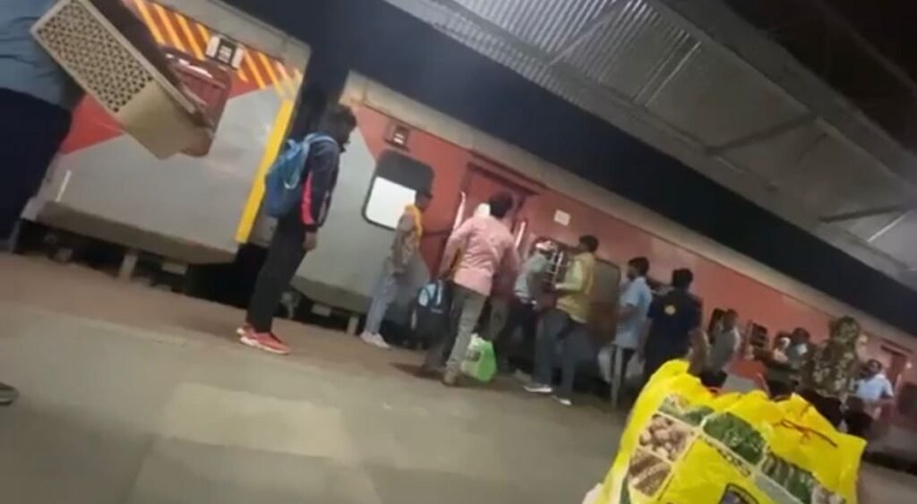 रेल यात्री को वेंडर ने डंडे से पीटा 