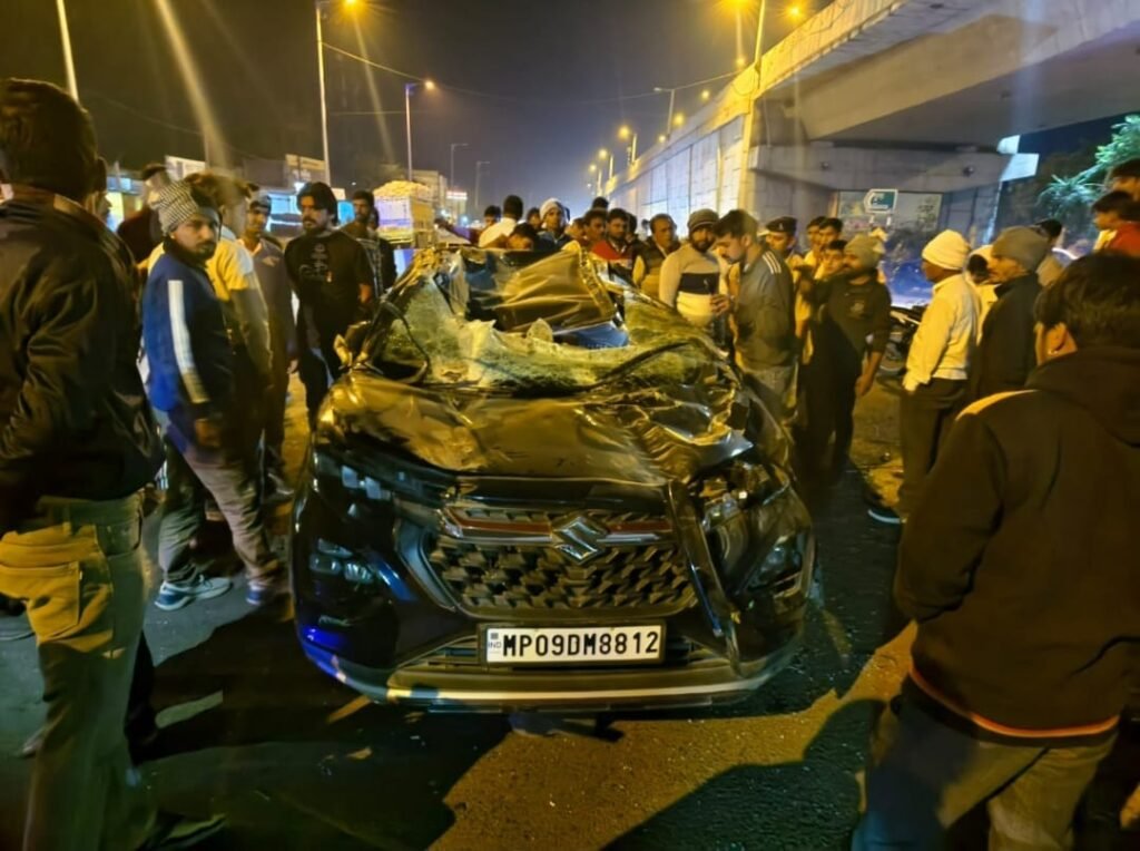 अनियंत्रित होकर पलटी कार 1 की मौत, 3 घायल