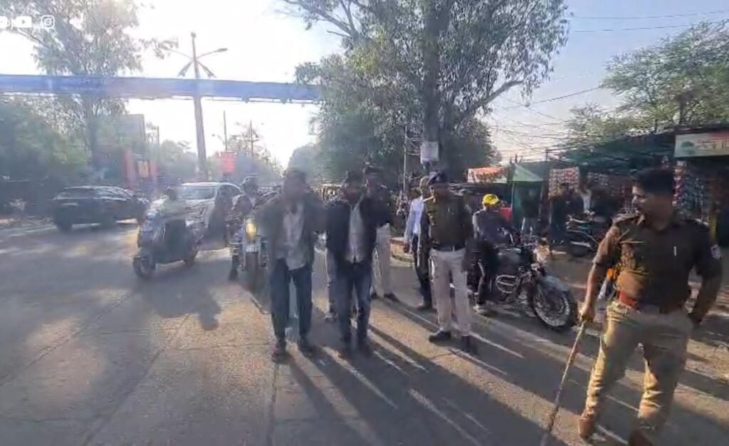 अपहरणकर्ताओं को पुलिस ने गिरफ्तार कर निकाला जुलूस, गए जेल