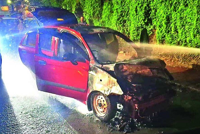 मारुति नगर चौराहे पर हादसा टक्कर के बाद कार में लगी आग, युवकों ने कूदकर बचाई जान