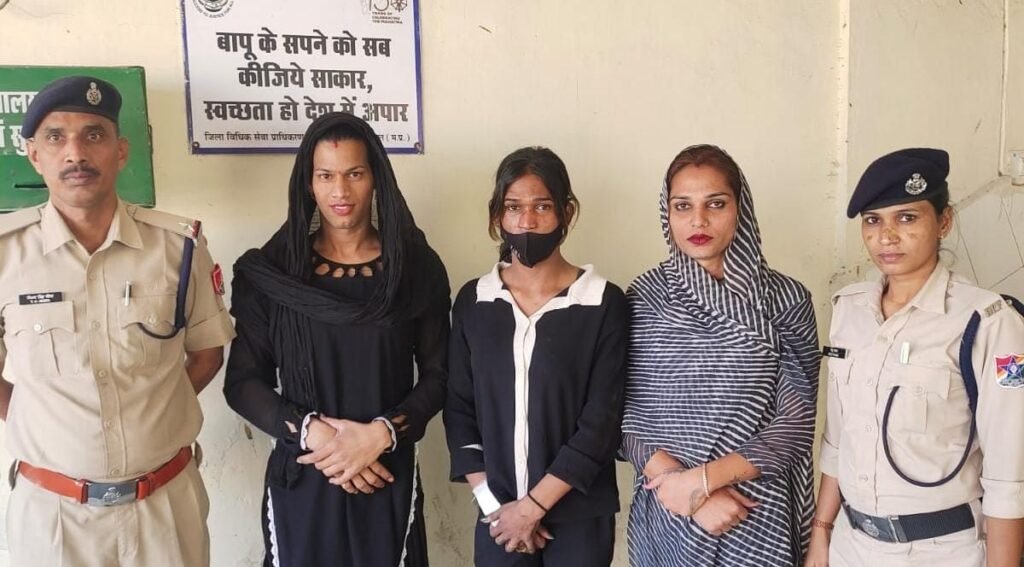 रेल यात्रियों से जबरन पैसा मांगने वाले किन्नरों को जेल