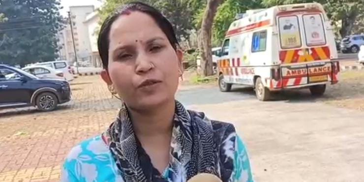 कर्मचारी के वेतन से सुपरवाइजर मांग रहीं हिस्सा