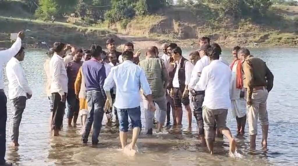 पार्वती पुल टूटने से चार जिलों के नागरिक हो रहे परेशान: जल सत्याग्रह कर नदी में खड़े होकर दिया ज्ञापन 