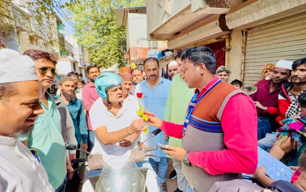 कांग्रेस नेता ने स्कूटी से किया एसआईआर प्रक्रिया का जमीनी निरीक्षण