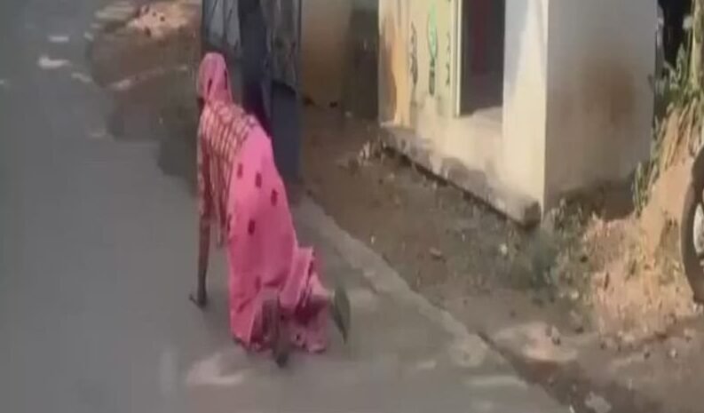 लापता बेटी की तलाश में घुटनों के बल SP ऑफिस पहुंची मां