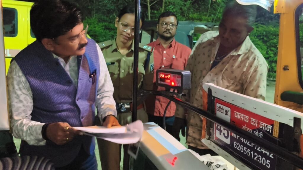 जिला परिवहन अधिकारी ने यात्री बनाकर की ऑटो की सवारी
