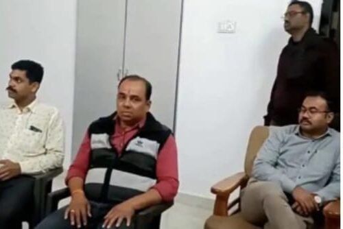 उकवा ग्राम पंचायत सचिव 50 हजार की रिश्वत लेते रंगे हाथ पकड़ा गया