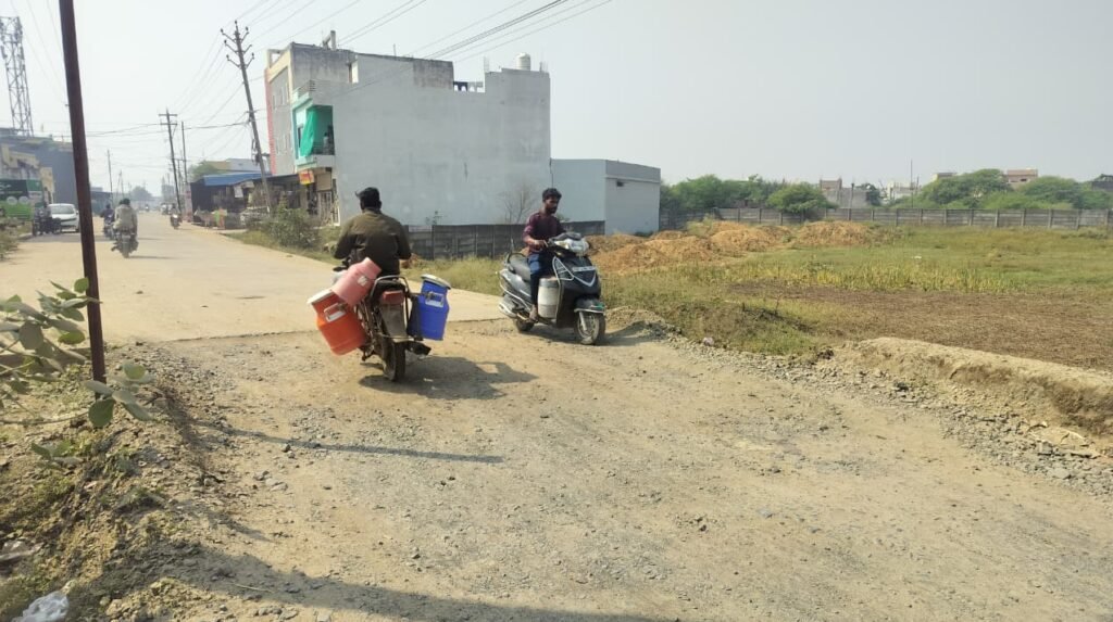 ठेकेदारों की मनमानी से सड़कें बनी हादसों का कारण, नगर पालिका की अनदेखी से बढ़ी जनता की परेशानी