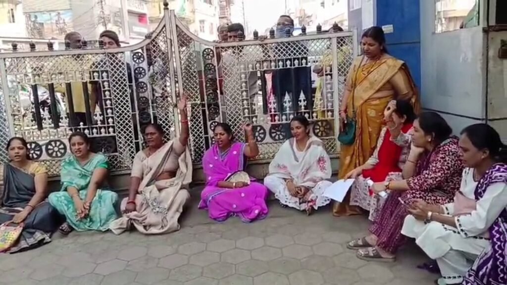 महिलाओं का निगम गेट बंद कर प्रदर्शन, 10 दिन में सडक़ बनाने का आश्वासन