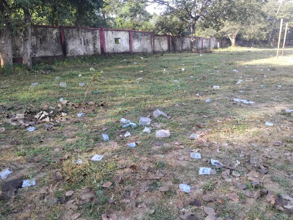 कचरा घर बना कॉलेज का खेल मैदान, भोजन के पैकेट, पानी की पाऊच आदि कचरे से पटा मैदान