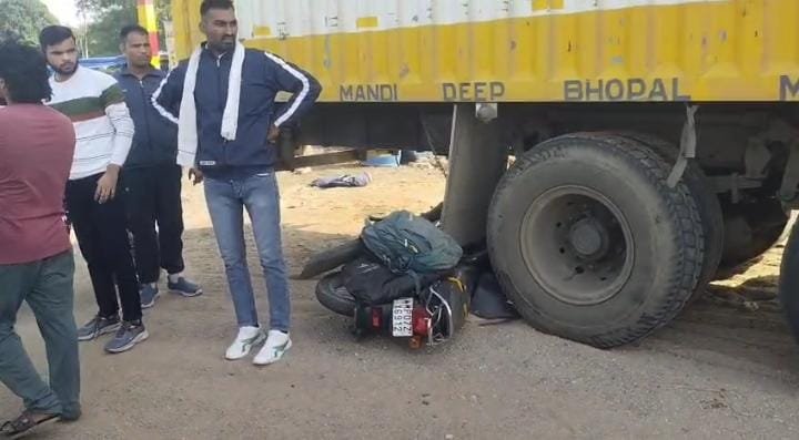 बाईक में डंफर ने मारी टक्कर, बाइक सवार पुरुष महिला घायल