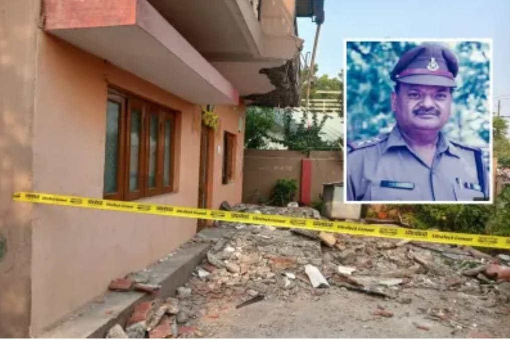 दिल दहला देने वाला हादसा: मकान का छज्जा गिरा; चपेट में आए रिटायर्ड DSP की दर्दनाक मौत