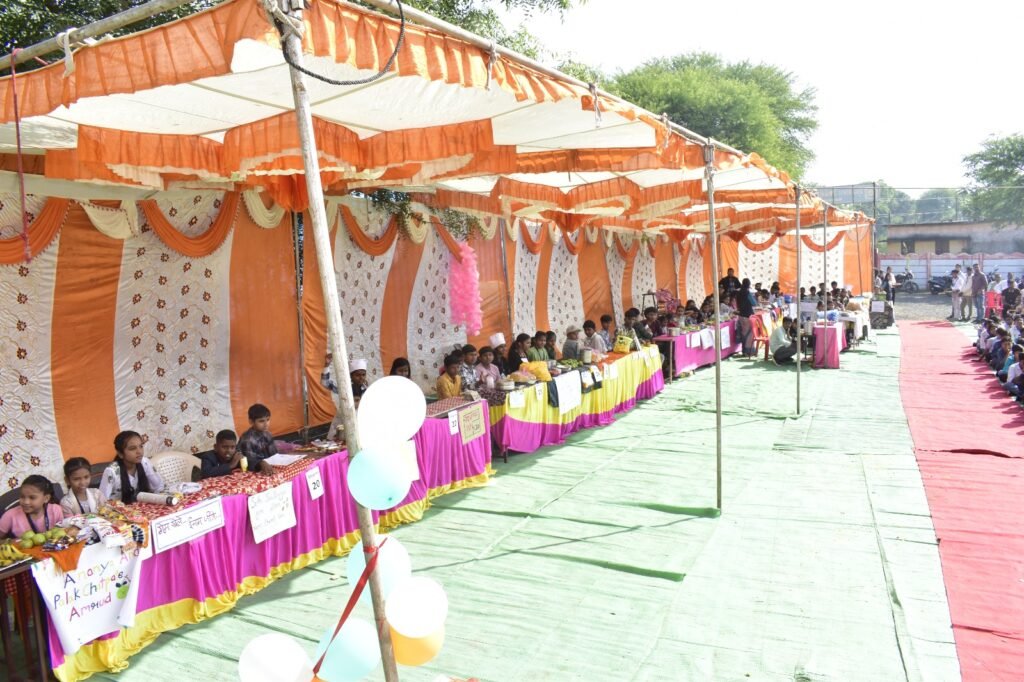 बाल मेले में लगे विभिन्न व्यंजनों के स्टॉल