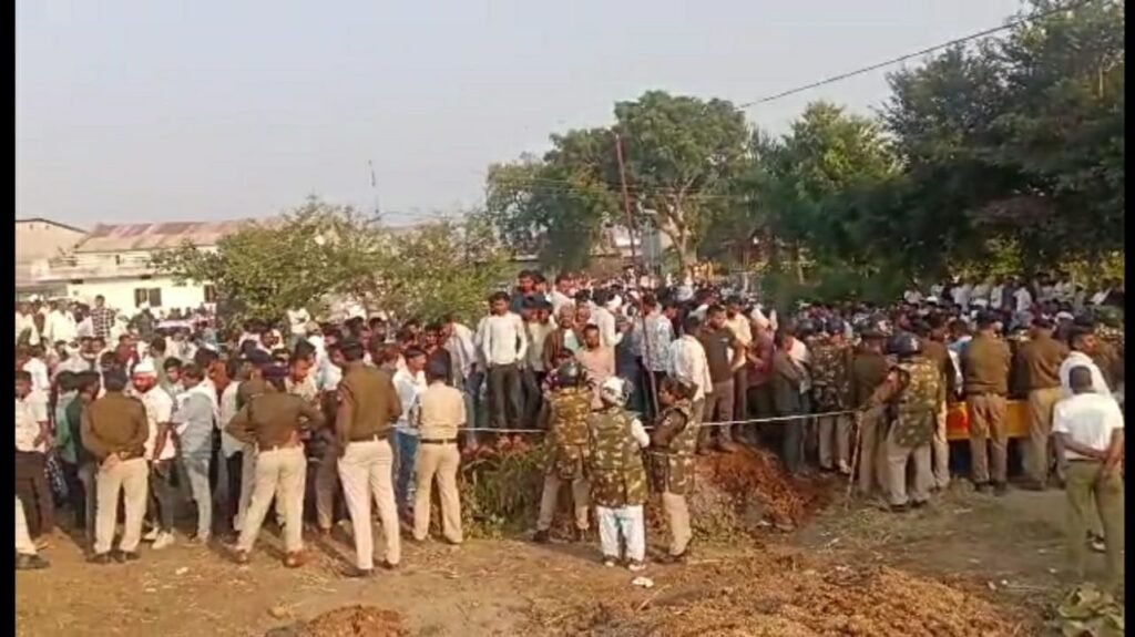 सरकार खरीदे 24 रूपए किलो प्याज, निर्यात से रोक हटे, रेल रोकने हजारों किसान पहुंचे