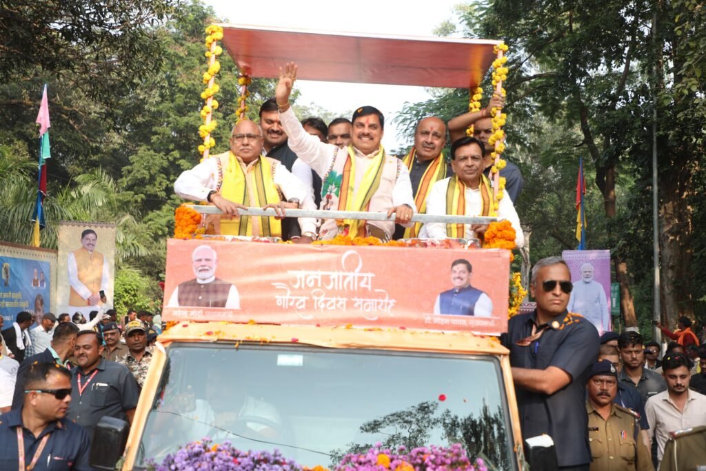 मुख्यमंत्री डॉ यादव का भव्य रोड शो, जनजाति गौरव दिवस समारोह से पहले जनता का अभिवादन