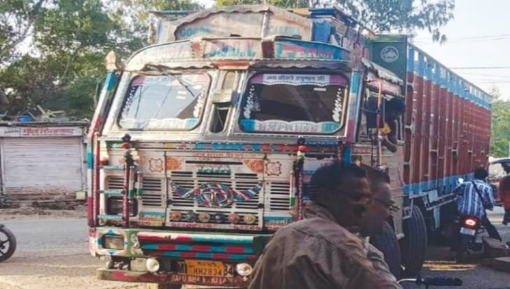 बरेठ रोड पर अतिक्रमण से बढ़ रहा खतरा, तेज रफ्तार ट्रकों के बीच बाल-बाल बचा बाइक सवार