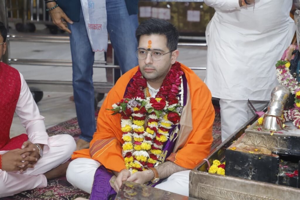 राज्यसभा सांसद राघव चड्ढा ने महाकालेश्वर मंदिर में किए दर्शन