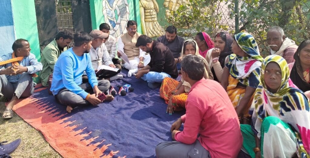 मजदूरों की बहाली को लेकर धरने पर बैठे पूर्व विधायक रौतेल, आवश्वासन पर खत्म हुआ धरना