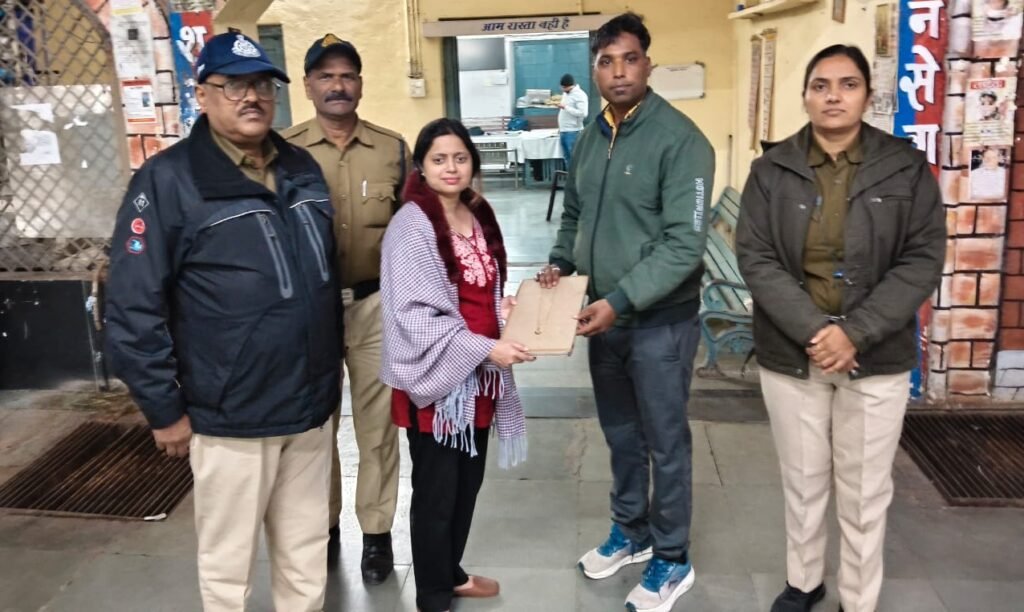 प्लेटफार्म चेकिंग के दौरान मिला सोने का मंगलसूत्र, जीआरपी ने लौटाया