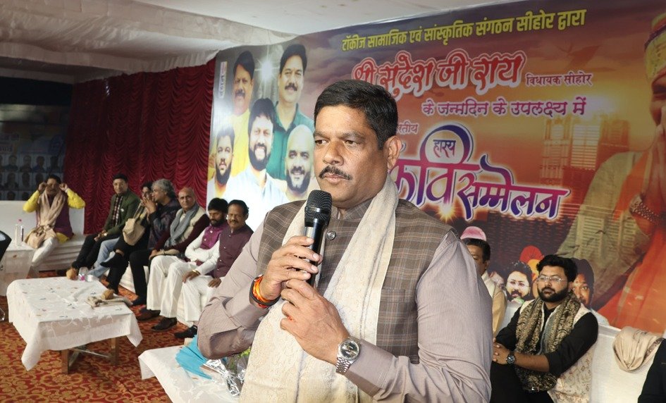 सर्द रात का माहौल गीत- गजल व कविता से गर्माया 