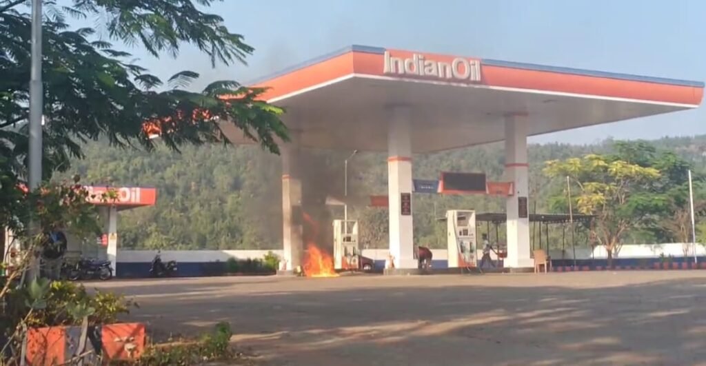 पेट्रोल पंप पर युवक की बाइक में लगी अचानक आग