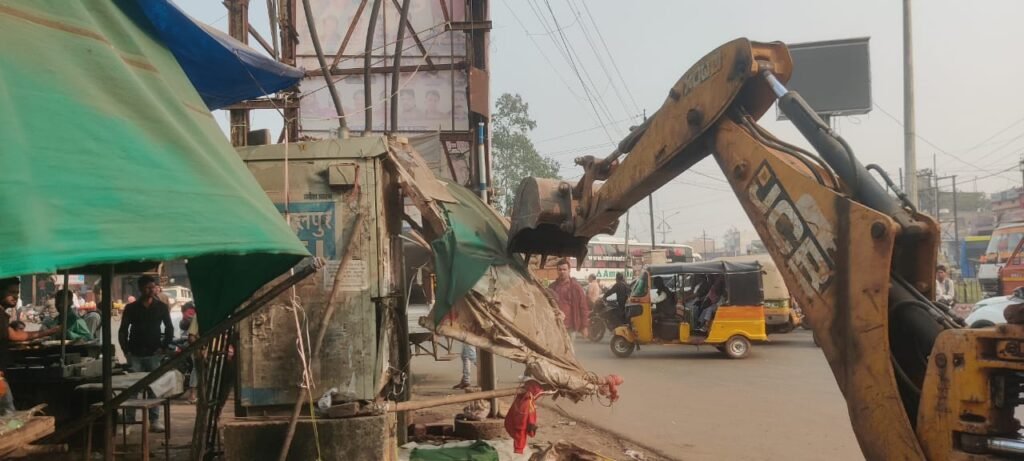 50 टपरे हटाए, 6 गैस सिलेंडर, 7 तराजू किए गए जब्त